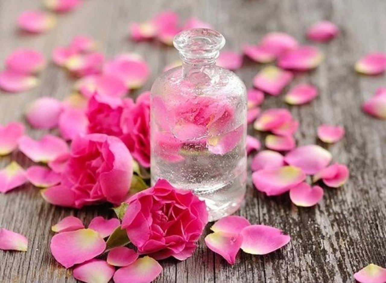 10 استخدامات مختلفة لماء الورد