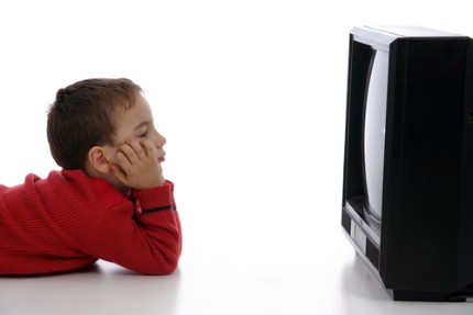 هل حياة طفلك تتمحور حول التلفاز ؟