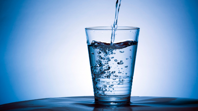 الإكثار من شرب الماء يسبب الموت ! تعرف على كمية الماء الصحية