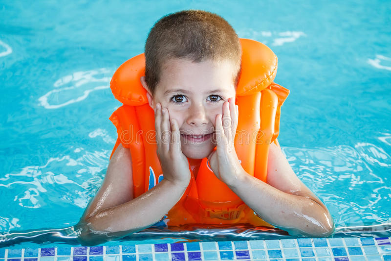 8 خطوات لأمان طفلك في حمّام السباحة