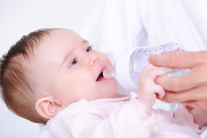 إحذري مخاطر شرب الماء عند الرضيع!