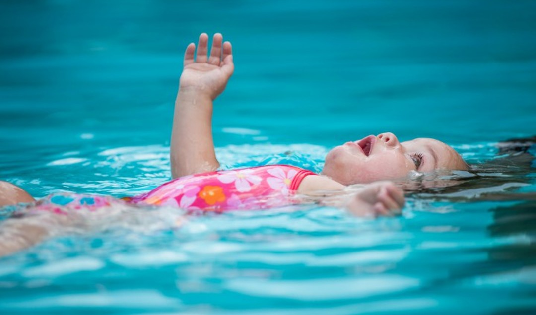 شاهد ماذا حدث لرضيع سقط في المسبح وأمه تصوره بالفيديو ! Baby in the pool