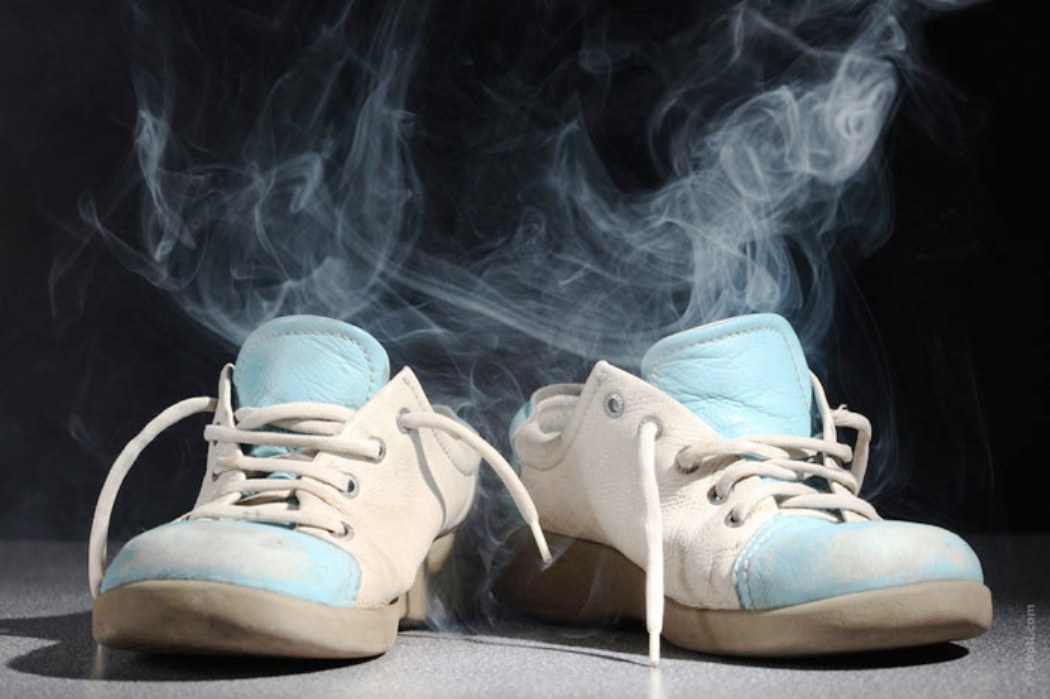 كيف تتخلص من رائحة الأحذية الكريهة بسهولة؟