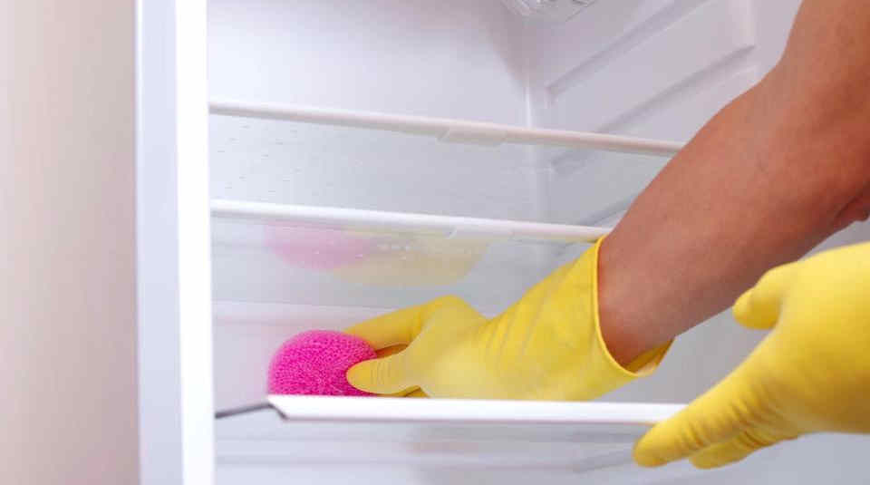 كيف تتخلّص من الروائح السيئة في الثلاجة؟