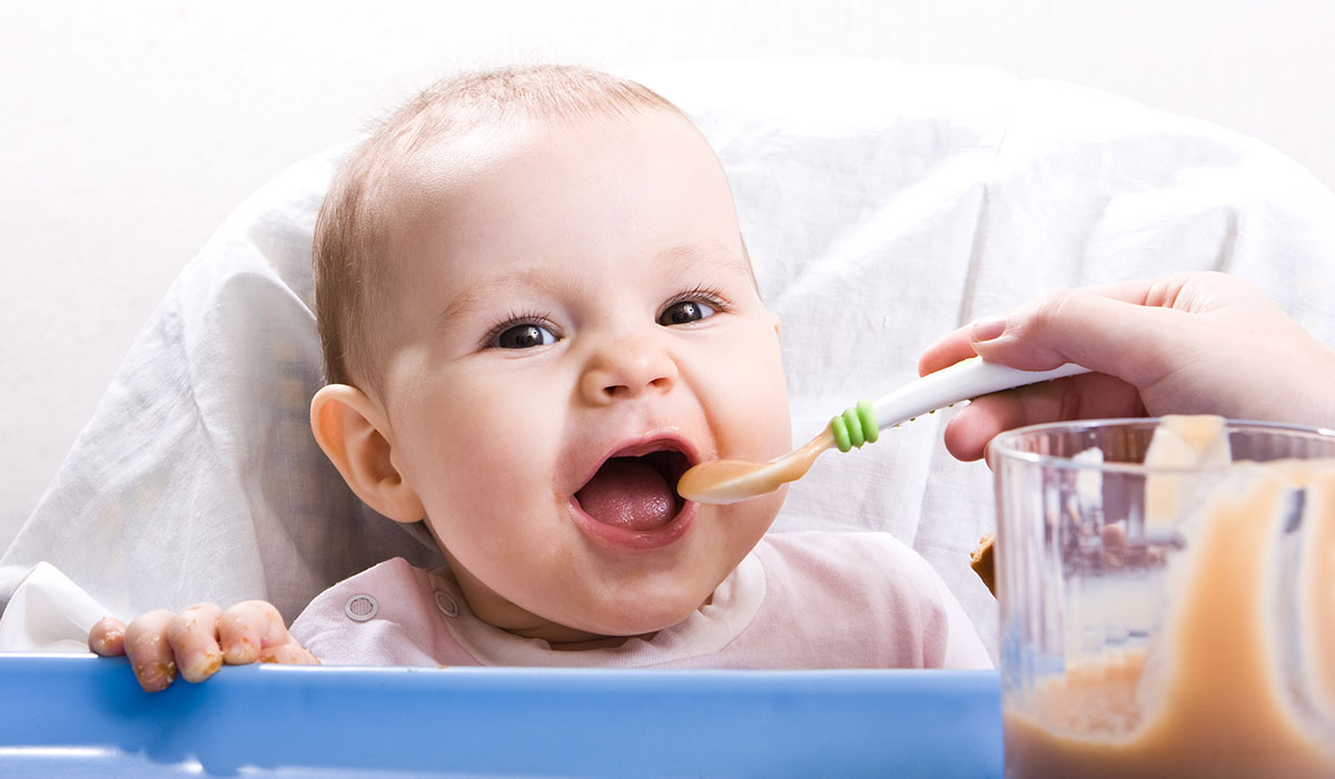 ماذا يأكل طفل الـ 6 أشهر؟
