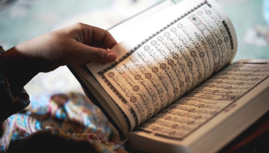 ماهو حكم قراءة القرآن ومسه بدون وضوء ؟