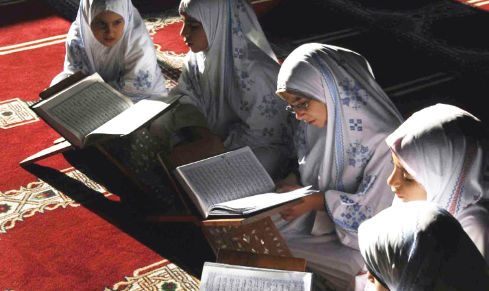 ماهو حكم قراءة القران للمرأة بدون حجاب ؟