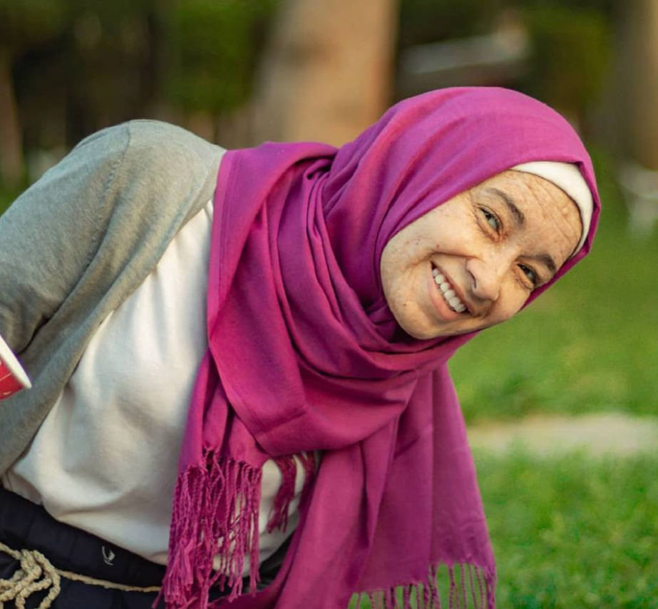 مصرية تعاني من مرض يجعلها أكبر بـ3 عقود