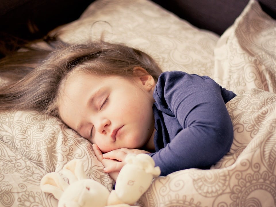 حيل تساعد على نوم الطفل باكراً