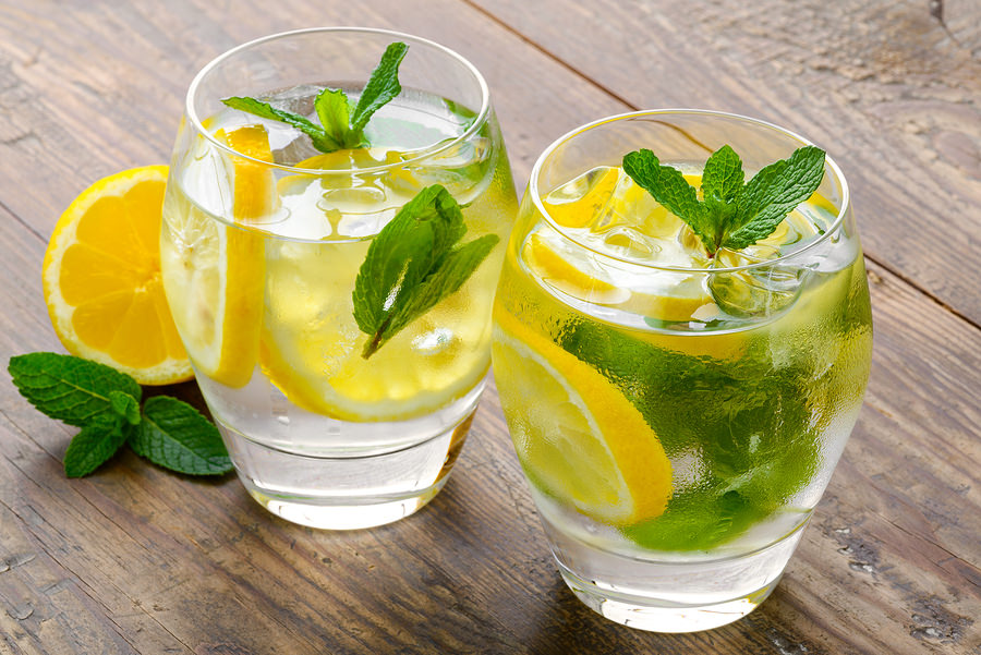 هل شرب الماء والليمون على الريق صحي؟
